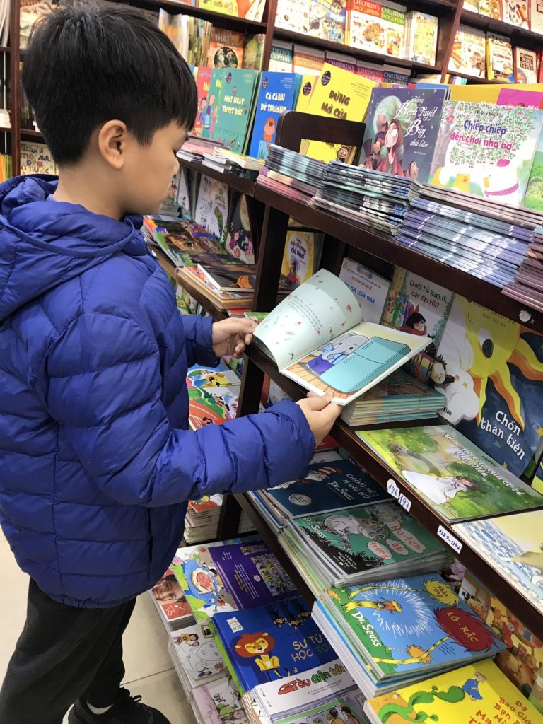 Làm gì để trẻ thích đọc sách?