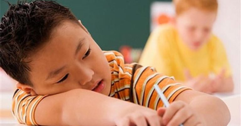 Phải làm gì khi con “lười học”?